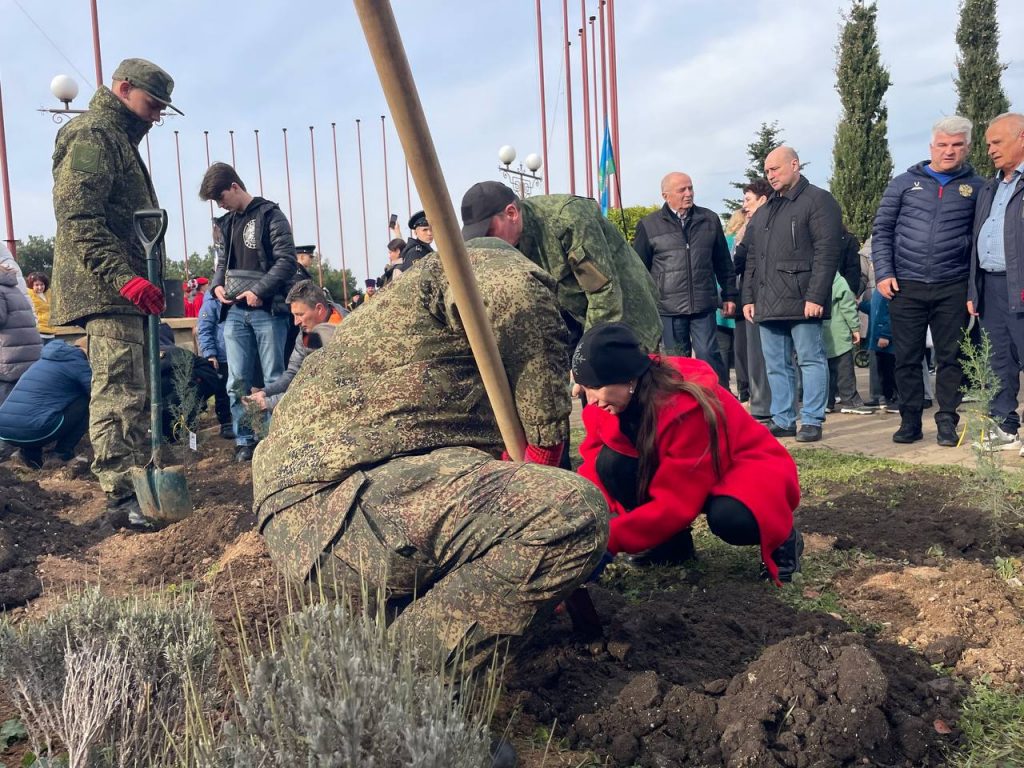 Севастопольцы высадили саженцы в сквере «Героев специальной военной операции»