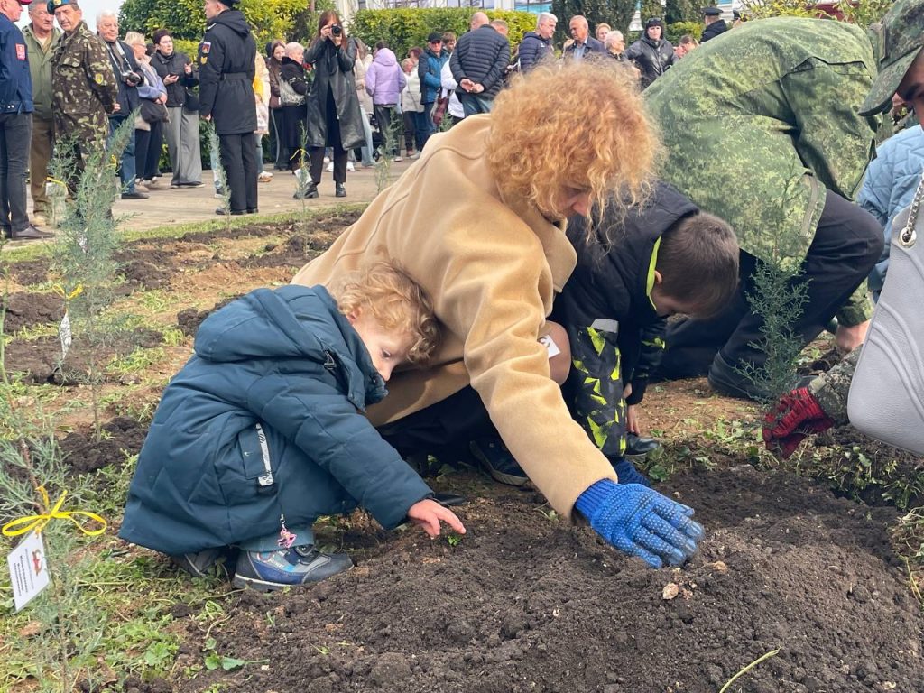 Севастопольцы высадили саженцы в сквере «Героев специальной военной операции»