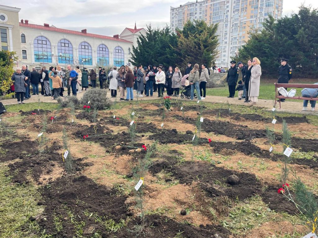 Севастопольцы высадили саженцы в сквере «Героев специальной военной операции»