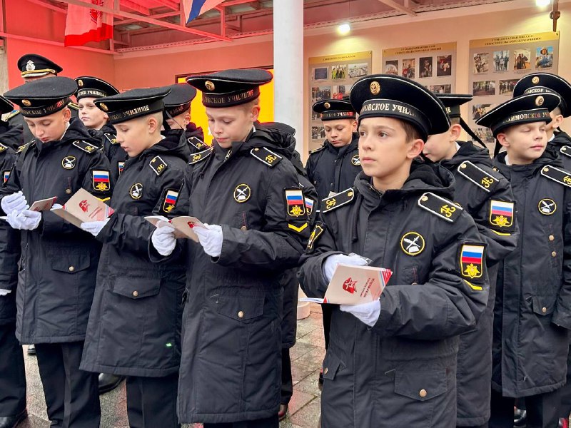 В Севастополе 100 нахимовцев вступили в «Юнармию» в День Героев Отечества (фото)