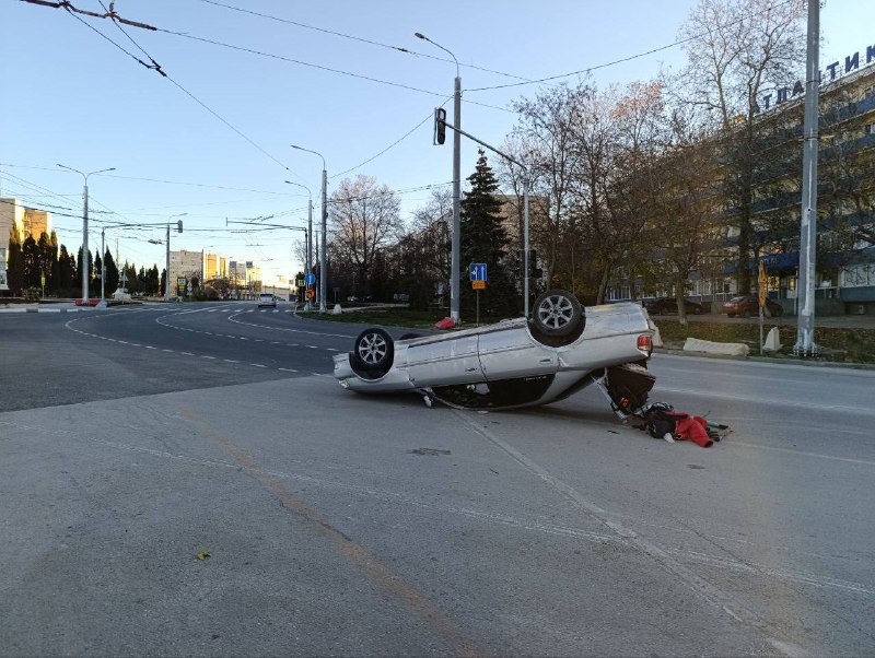 В Севастополе на проспекте Героев Сталинграда перевернулась Toyota, водитель скрылся