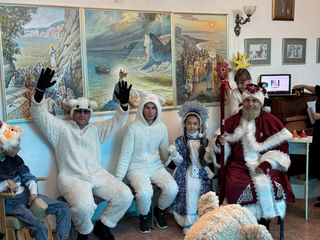 РБОО «Мы — севастопольцы» вручила новогодние подарки воспитанникам Центра «Родник»