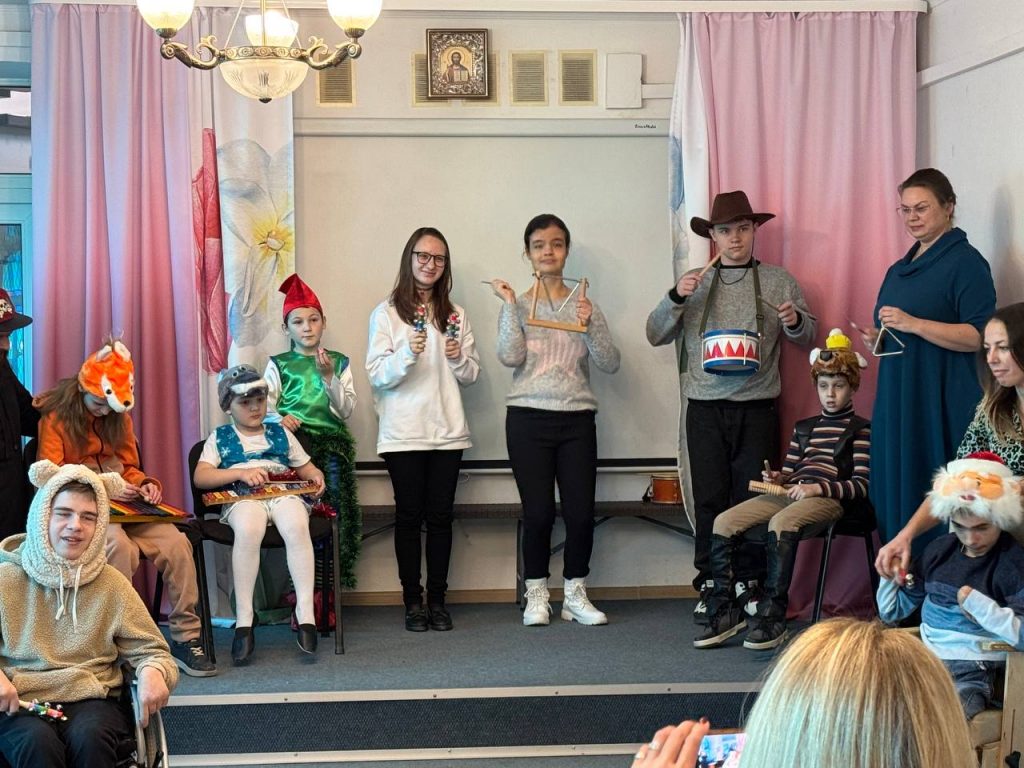 РБОО «Мы — севастопольцы» вручила новогодние подарки воспитанникам Центра «Родник»