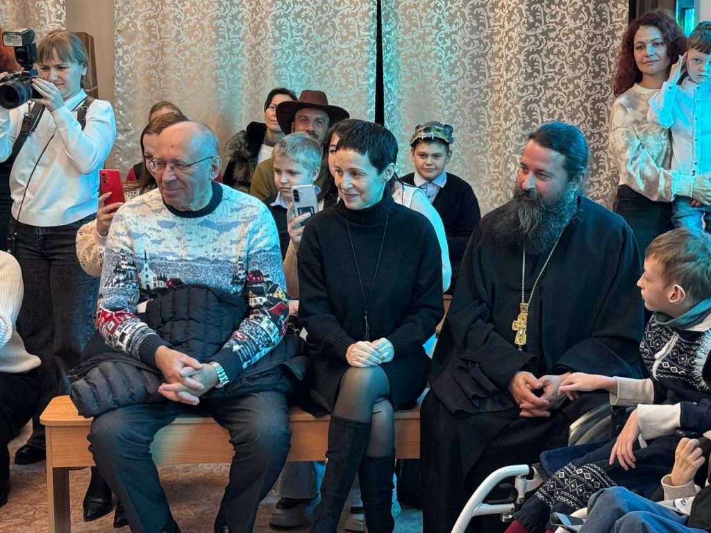 РБОО «Мы — севастопольцы» вручила новогодние подарки воспитанникам Центра «Родник»