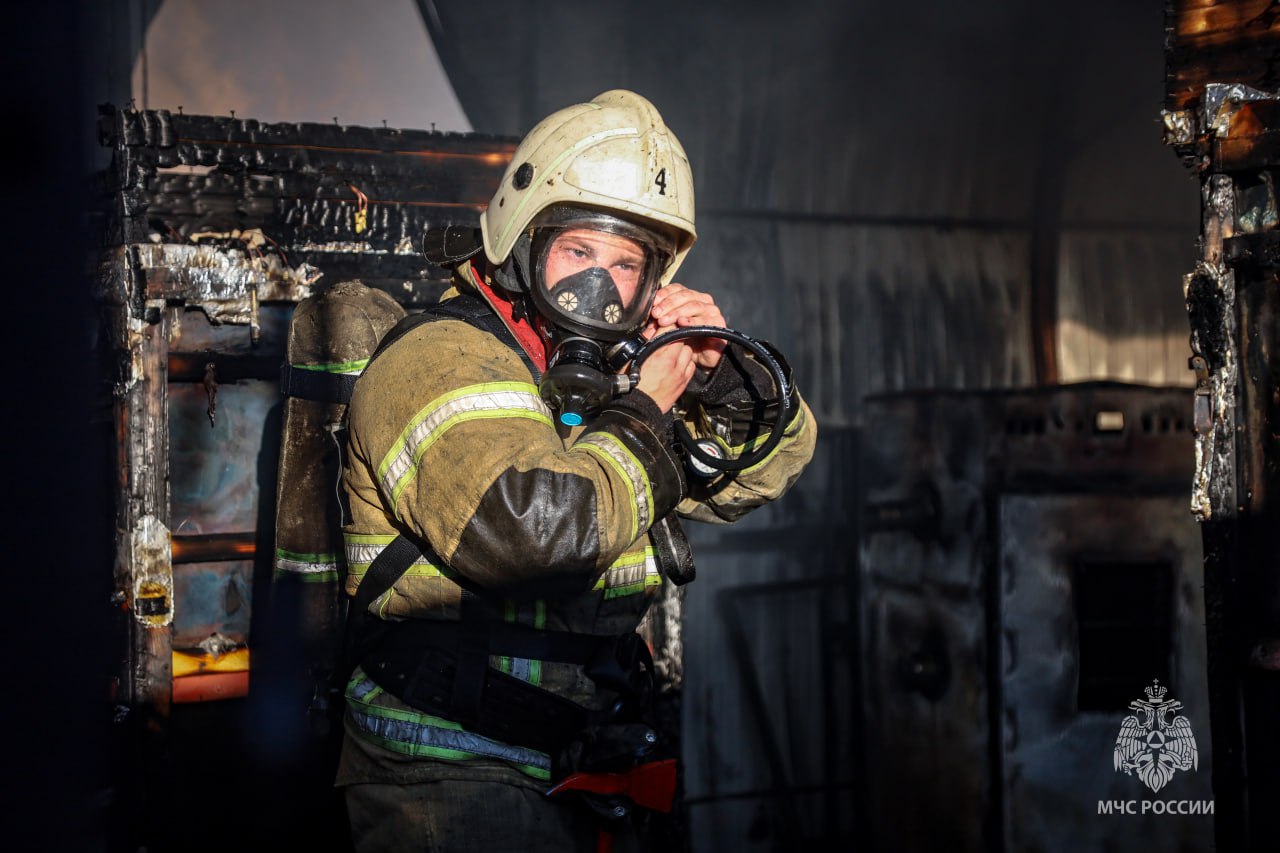 В Севастополе ликвидирован крупный пожар в деревообрабатывающем цеху на улице Портовой