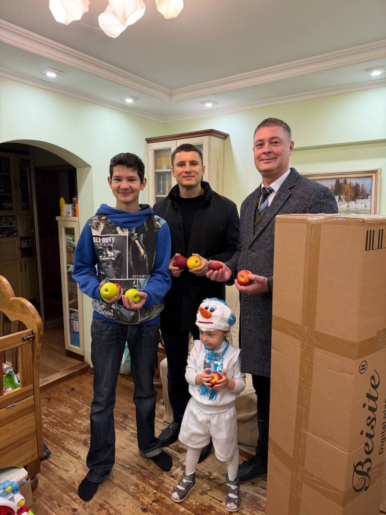 Севастопольские «Парангон», «Аквамарин» и «Артвин» исполняют новогодние мечты детей (фото)