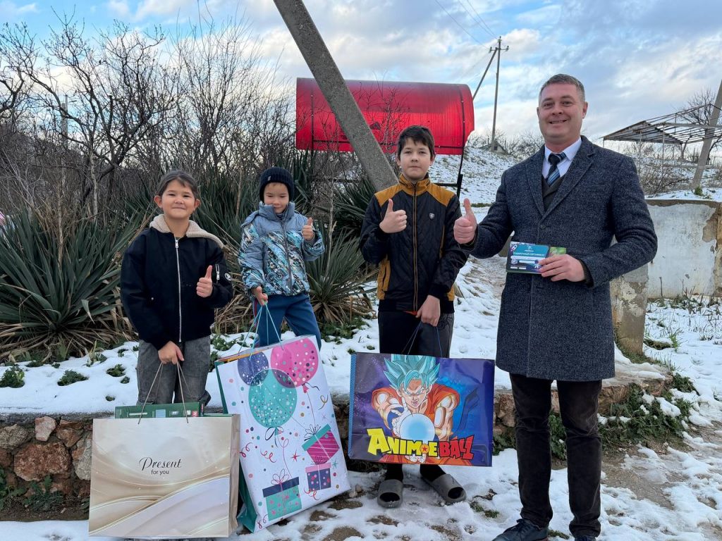 Севастопольские «Парангон», «Аквамарин» и «Артвин» исполняют новогодние мечты детей (фото)