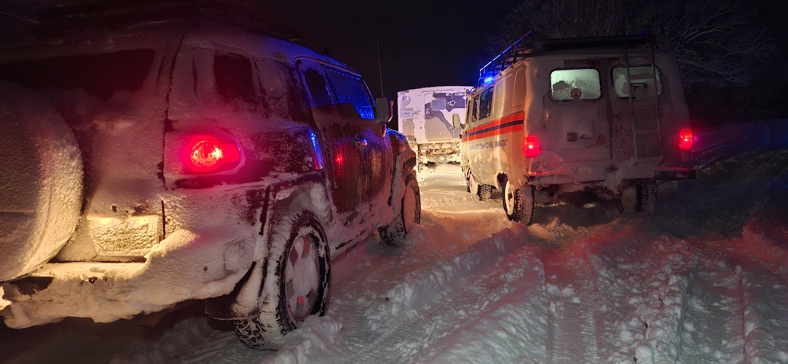 В районе горного массива Караби-Яйла в Крыму автомобиль попал в снежный занос