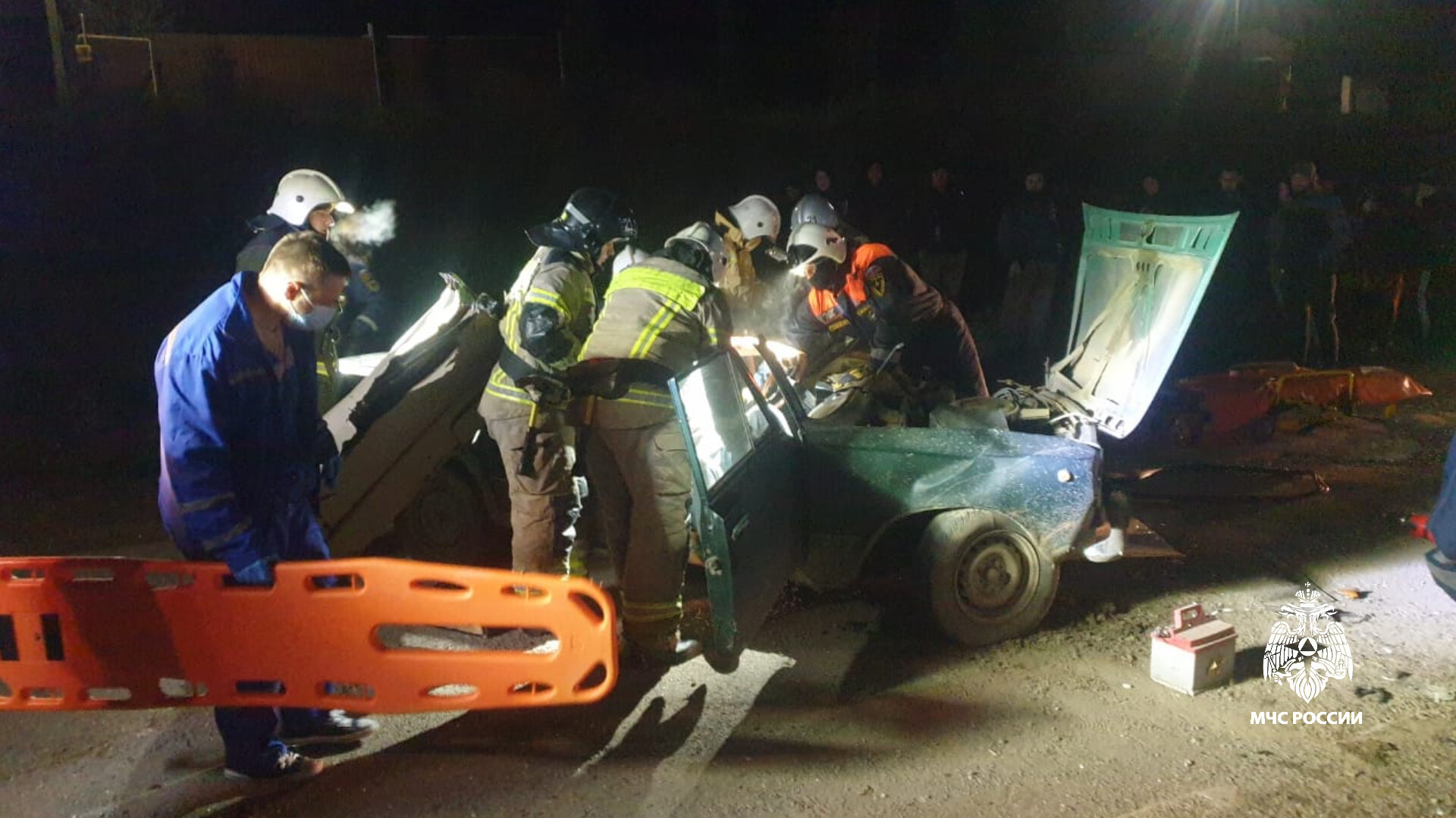 Под Судаком столкнулись легковушки, водителя одной из них зажало в автомобиле