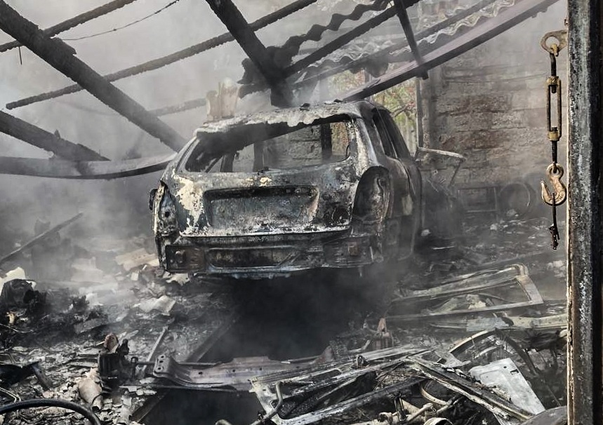 В Севастополе сгорел гараж с автомобилем внутри