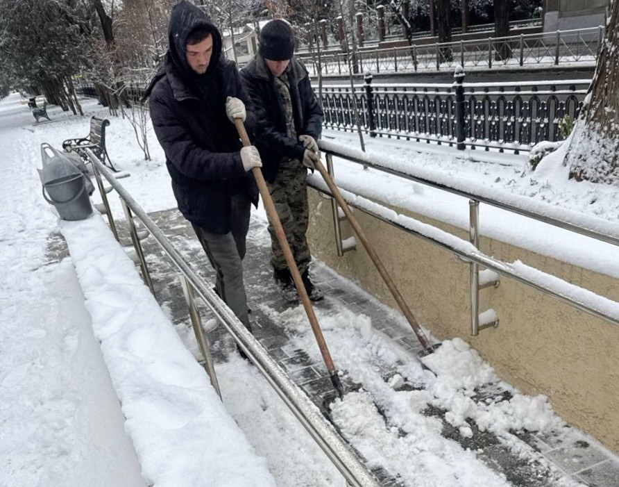Симферополь замело снегом: коммунальщики с утра расчищают улицы