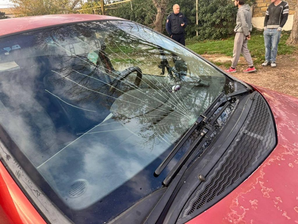 В Крыму две восьмилетние девочки на электросамокате попали под машину