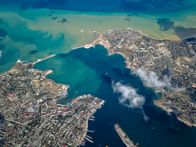 Новая атака ВСУ: над Крымом сбиты девять БПЛА, в Темрюке загорелся порт