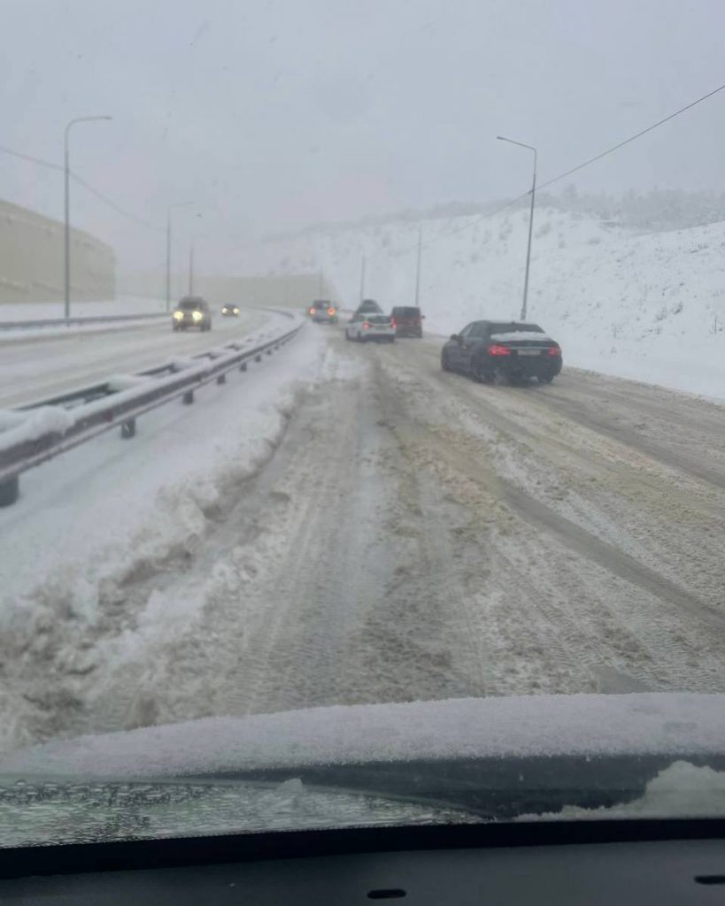 Снежная стихия парализовала движение под Севастополем