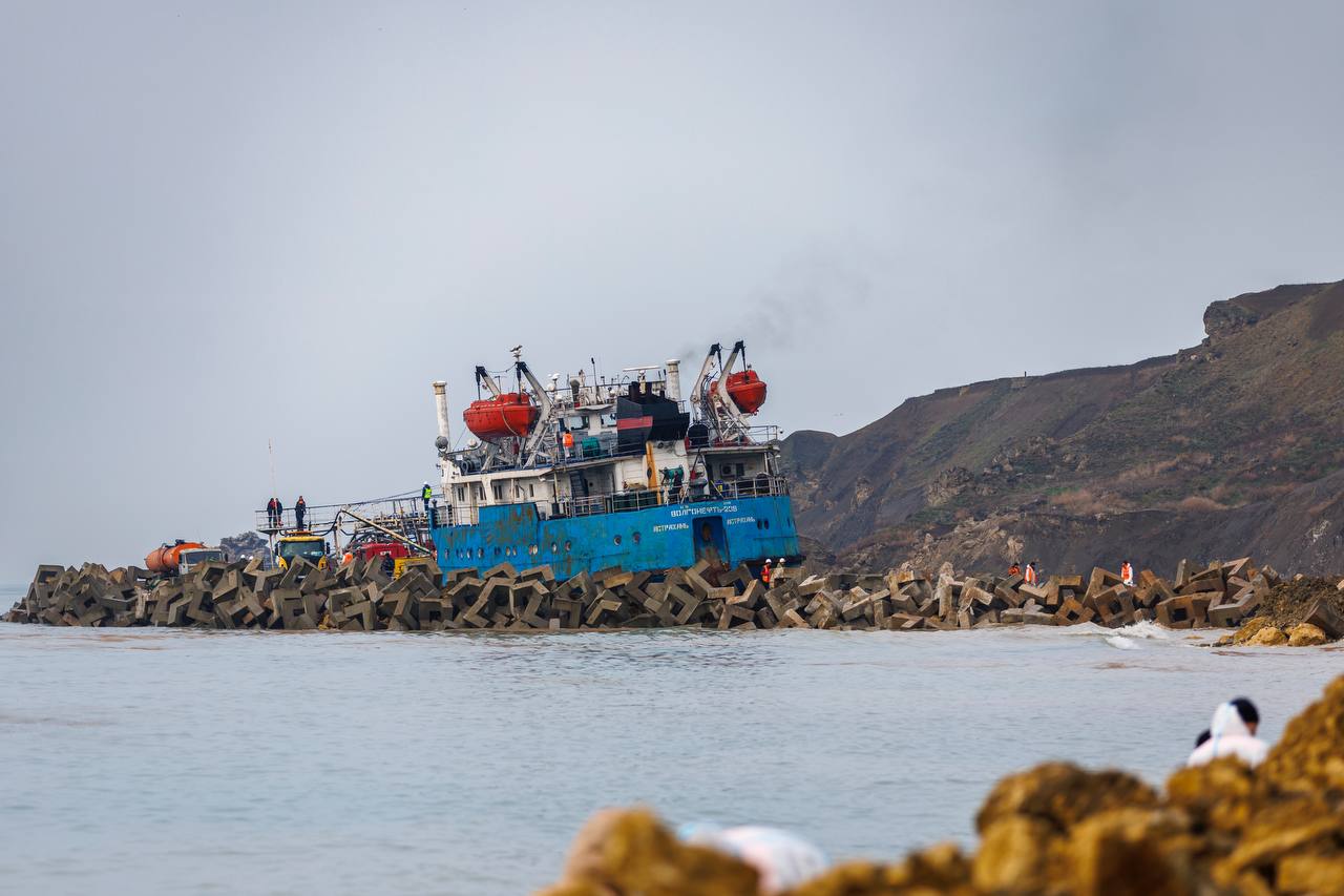 В Керченском проливе собрали свыше 90% разлившегося с танкеров мазута