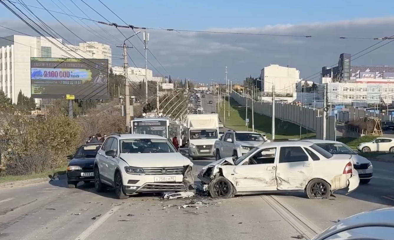 Один пострадавший и пять разбитых авто: подробности массового ДТП в Севастополе