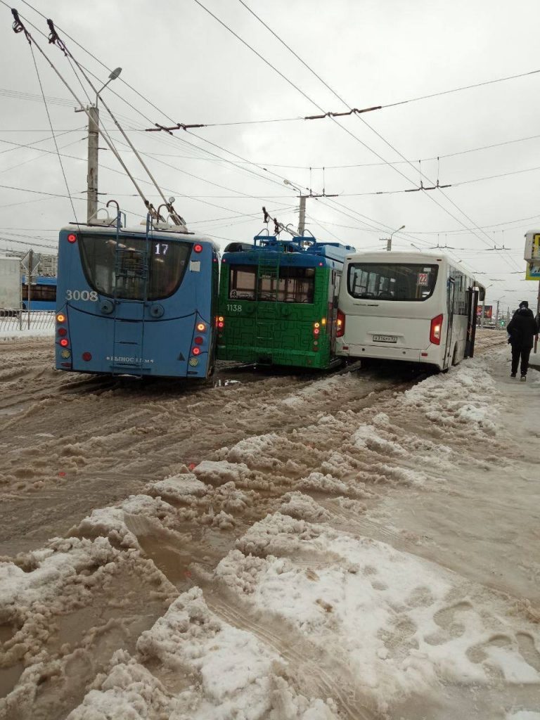 Снежная стихия парализовала движение под Севастополем