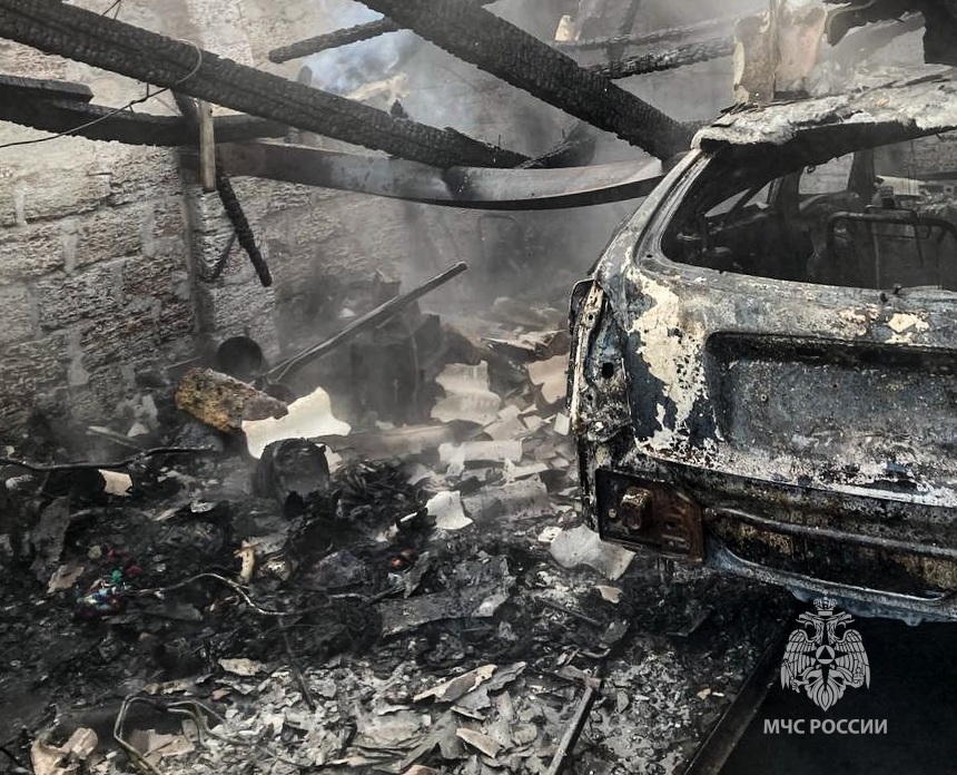 В Севастополе сгорел гараж с автомобилем внутри