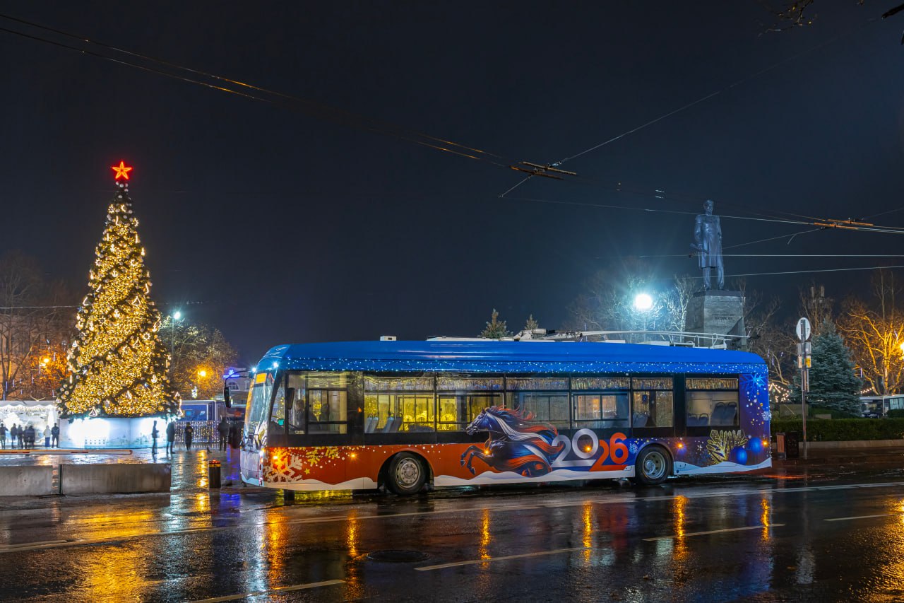 В Севастополе курсирует троллейбус с Дедом Морозом и Снегурочкой