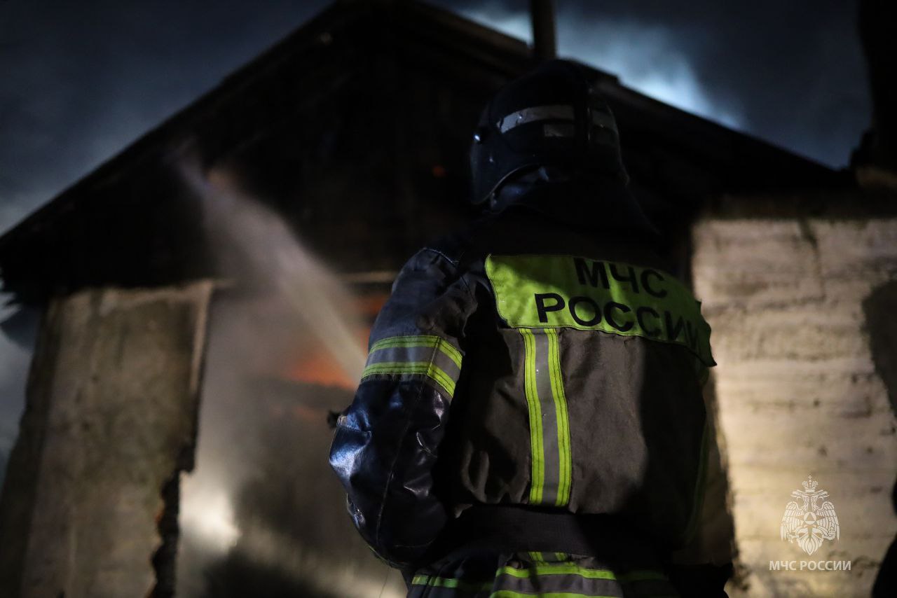 В Севастополе загорелись дом, гараж и автомобиль