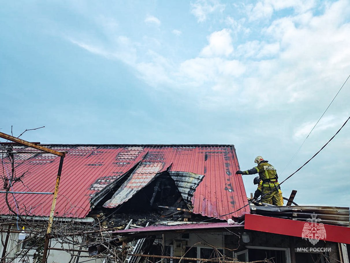 Площадь пожара 100 «квадратов»: в Севастополе спасатели потушили возгорание в частном доме