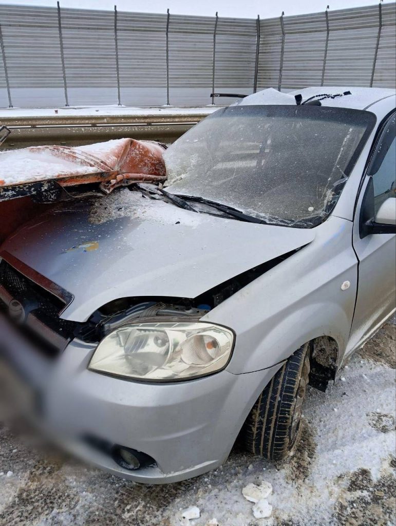 На трассе "Таврида" в Крыму легковушка столкнулась со снегоуборочной машиной