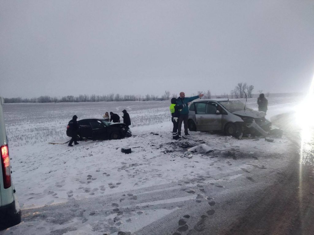 Машину занесло на встречную полосу: в Крыму в массовом ДТП пострадали пять человек