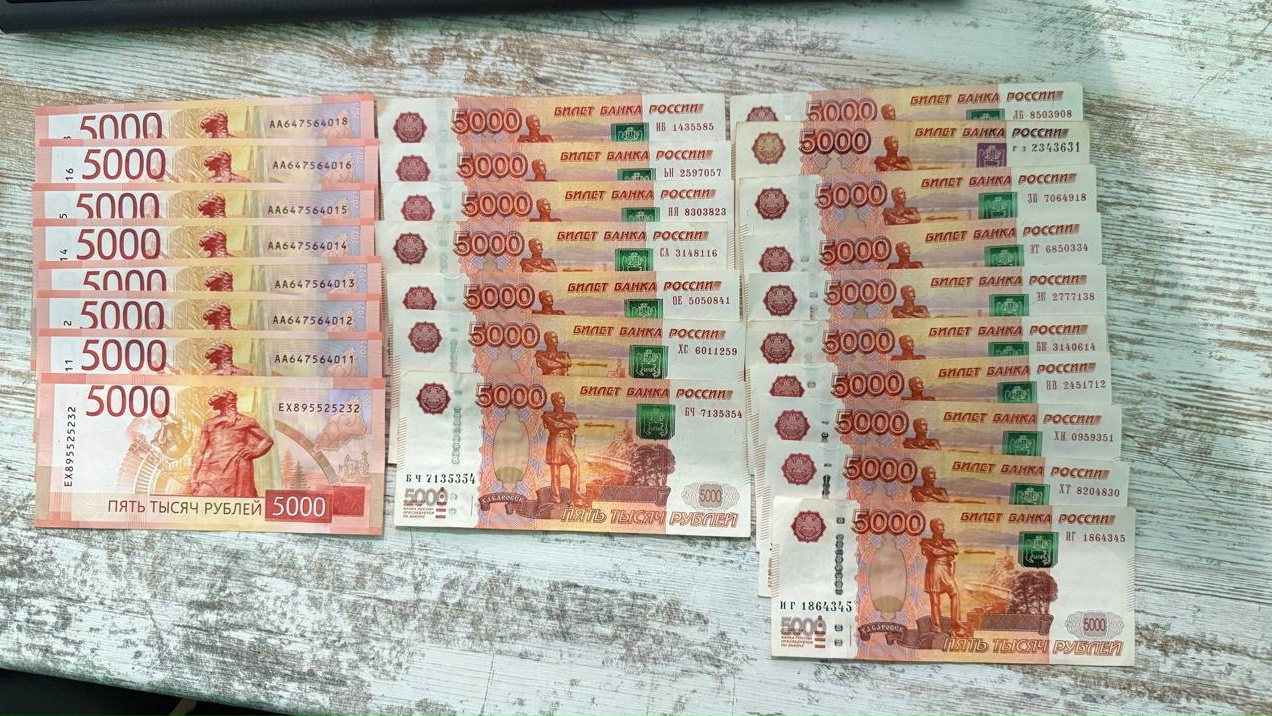 Ялтинские полицейские вернули девушке украденные в хостеле 135 тысяч рублей