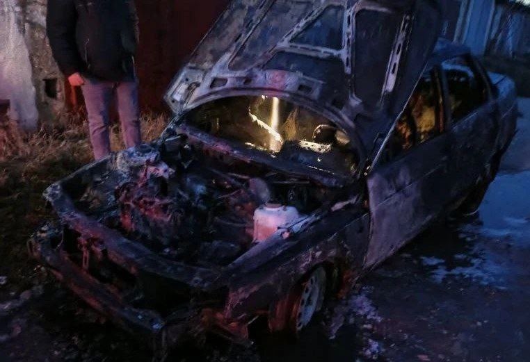 В Щёлкино на востоке Крыма в гараже сгорел легковой автомобиль