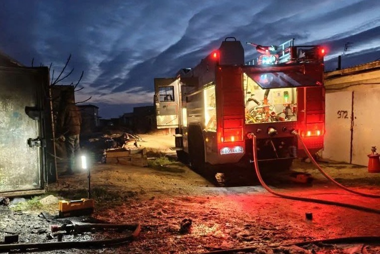 В Щёлкино на востоке Крыма в гараже сгорел легковой автомобиль