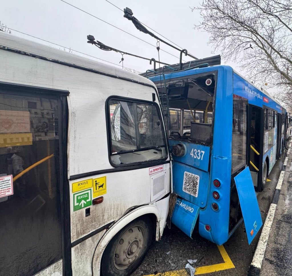 В Симферополе произошло массовое ДТП с участием троллейбуса и автобусов, пострадали пять человек