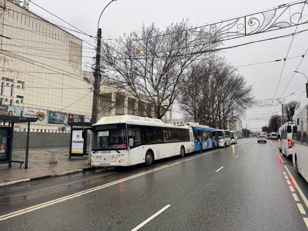 В Симферополе произошло массовое ДТП с участием троллейбуса и автобусов, пострадали пять человек