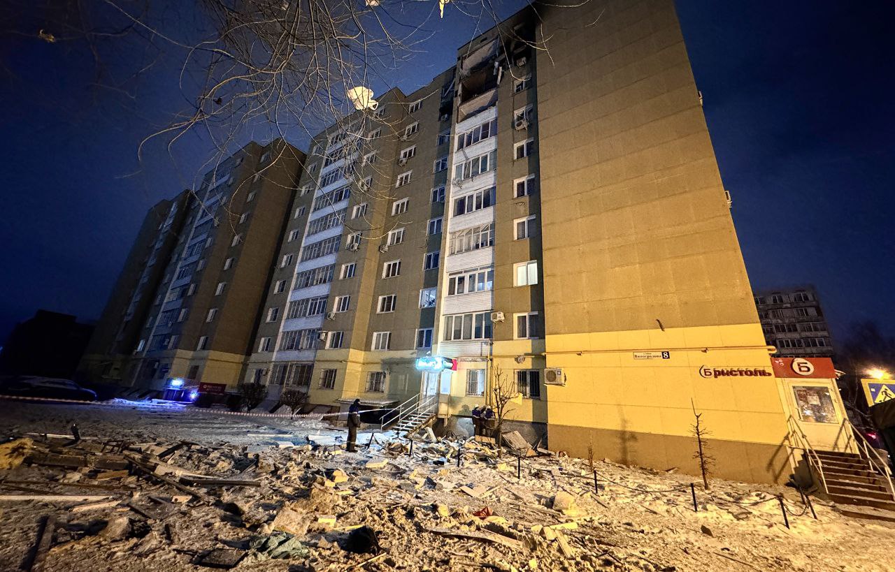 Беспилотник попал в многоквартирный дом в Твери, есть погибший и пострадавшие, возник пожар