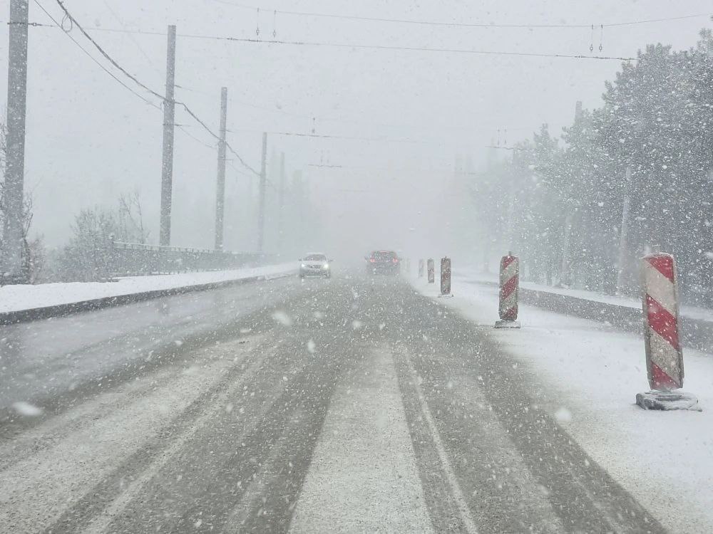На Южном берегу Крыма — сильный снегопад: дороги от снега и льда чистят 11 спецмашин