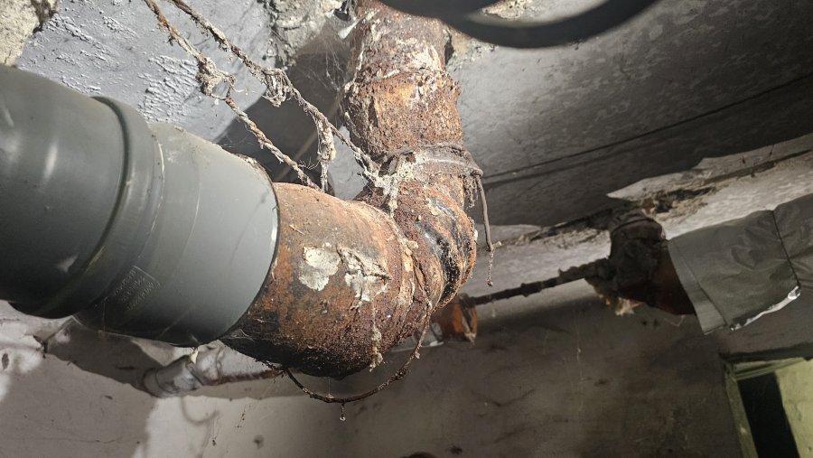 В Севастополе проверяют подвал многоквартирного дома из-за жалоб жильцов