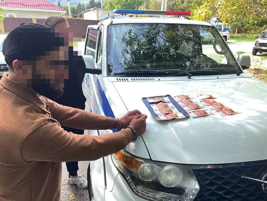 Севастопольский инспектор ДПС спас пенсионера от мошенников