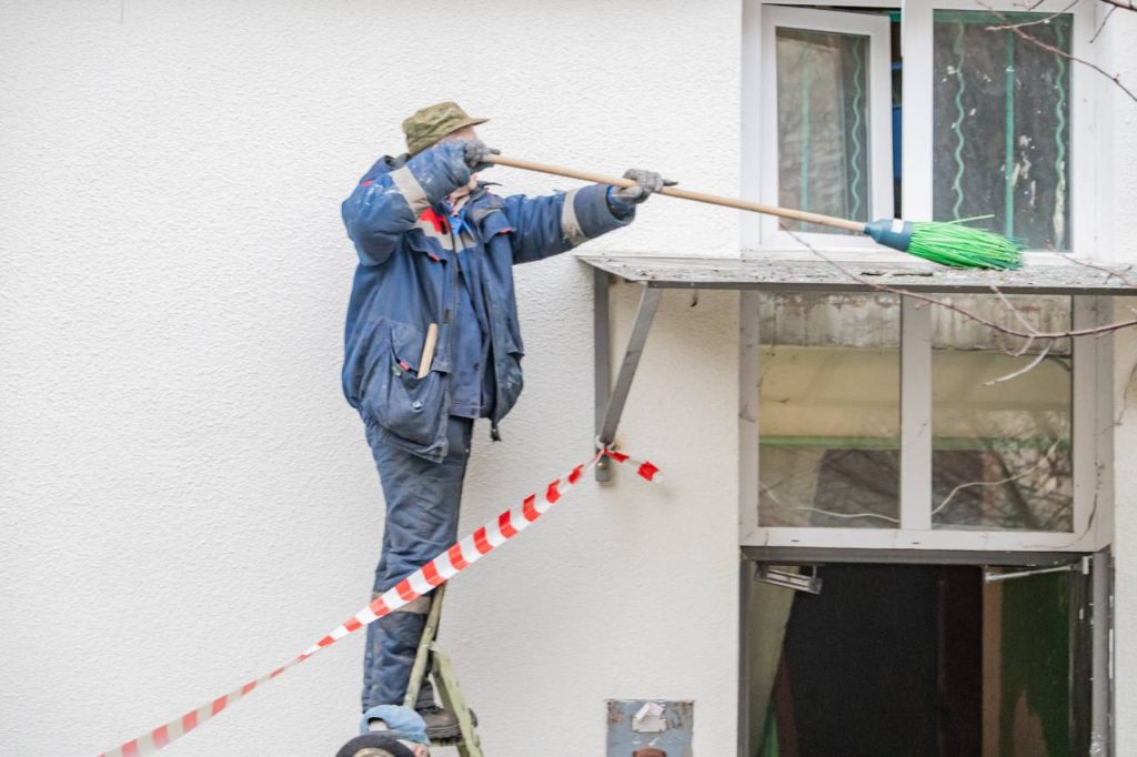 Коммунальные службы Севастополя устраняют последствия ночной атаки БПЛА (фото)