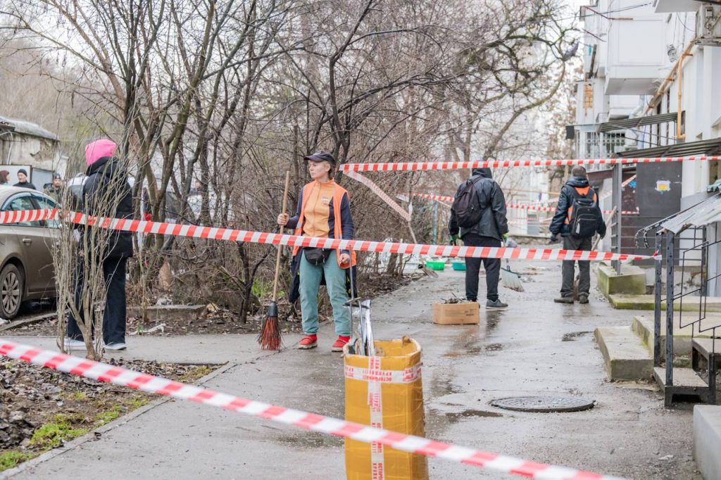 Коммунальные службы Севастополя устраняют последствия ночной атаки БПЛА (фото)