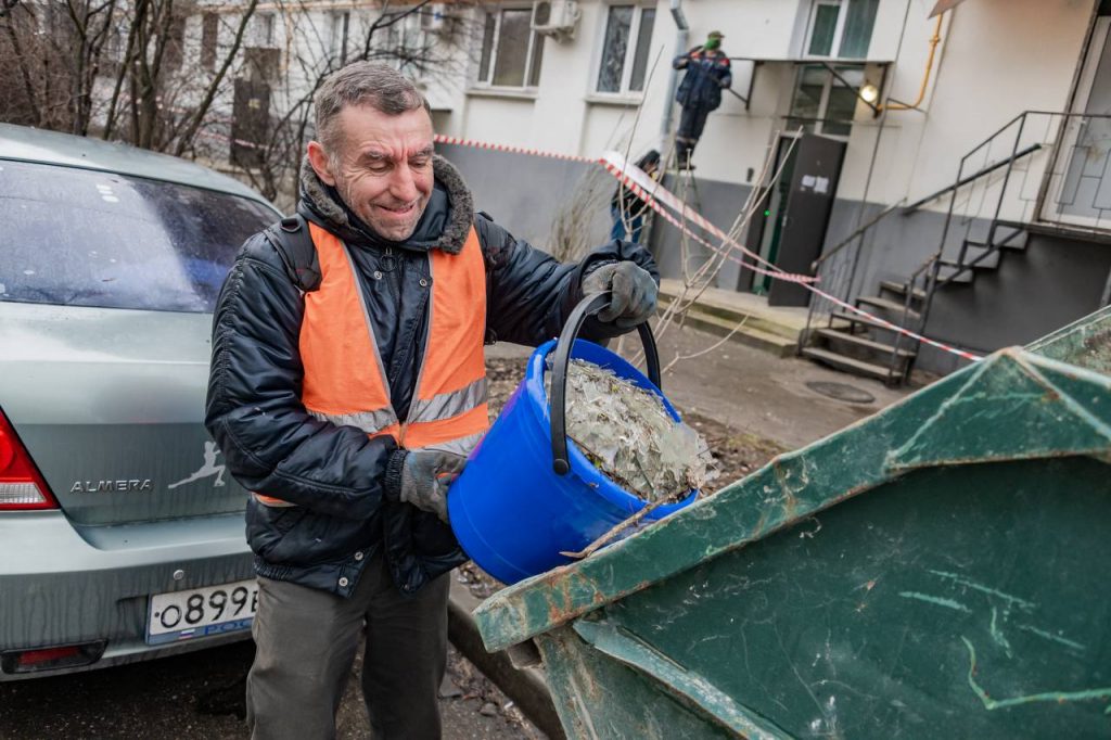 Коммунальные службы Севастополя устраняют последствия ночной атаки БПЛА (фото)
