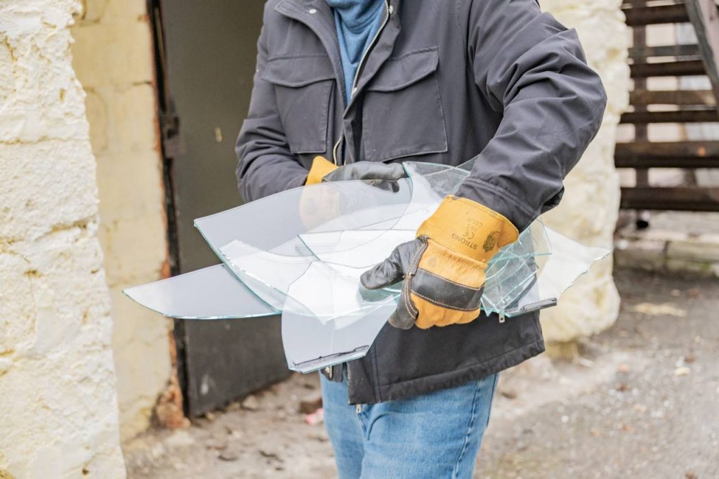 Коммунальные службы Севастополя устраняют последствия ночной атаки БПЛА (фото)