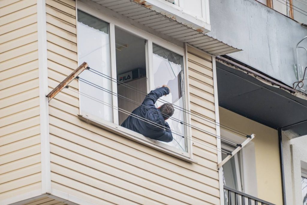 Коммунальные службы Севастополя устраняют последствия ночной атаки БПЛА (фото)