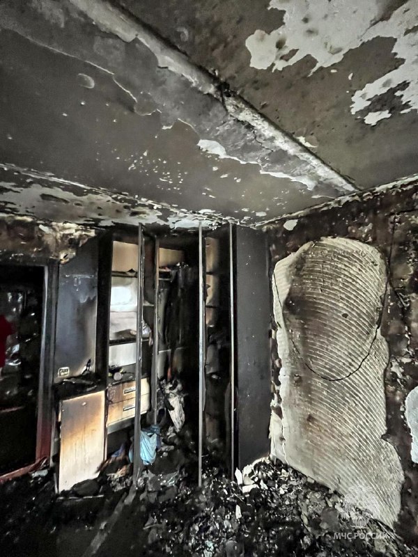 В Севастополе на пожаре сотрудники МЧС спасли троих взрослых и двоих детей