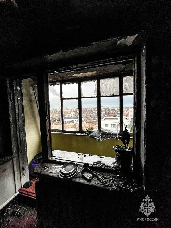 В Севастополе на пожаре сотрудники МЧС спасли троих взрослых и двоих детей