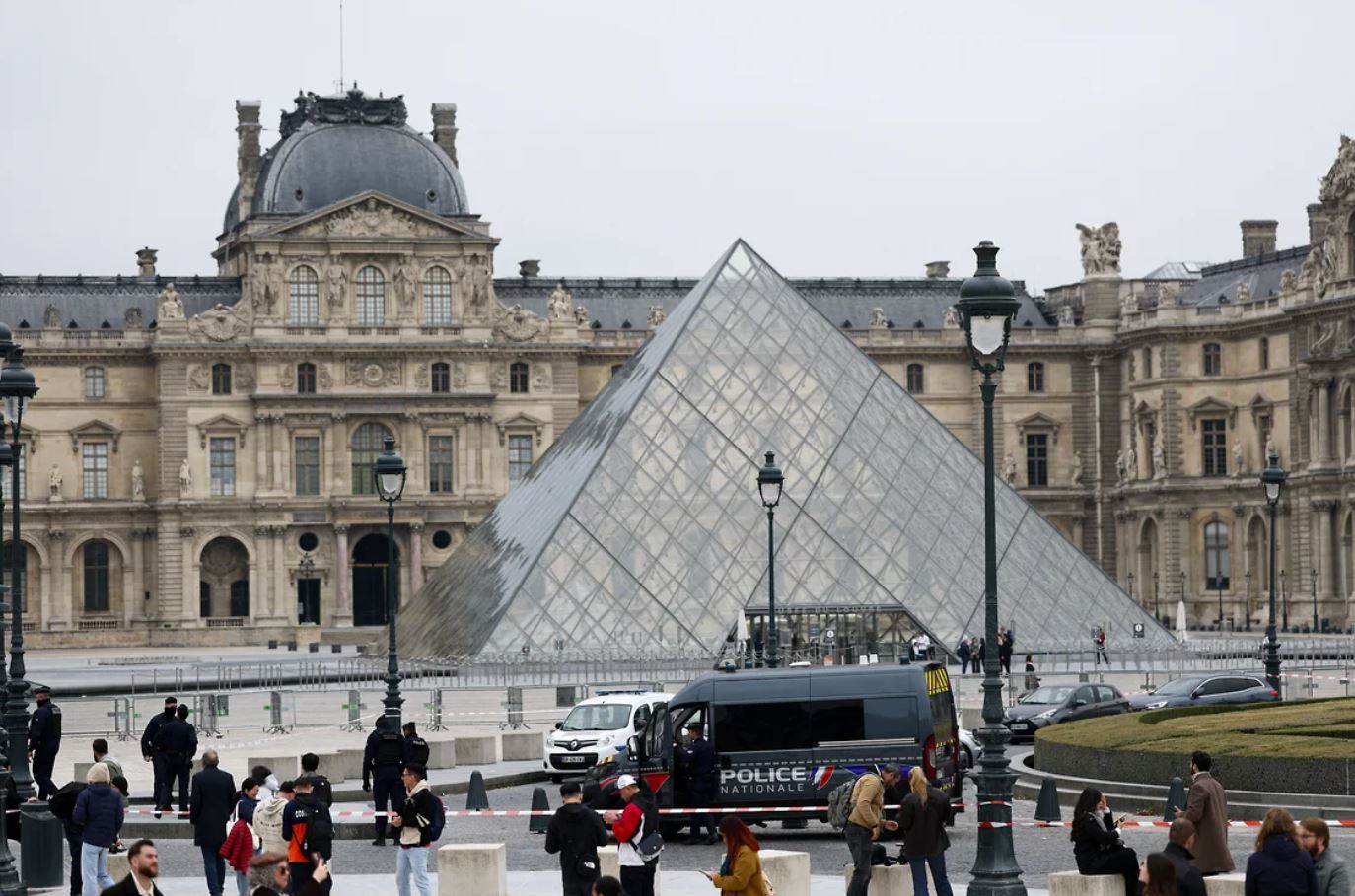 Лувр снова «ограбили», на этот раз его же сотрудники