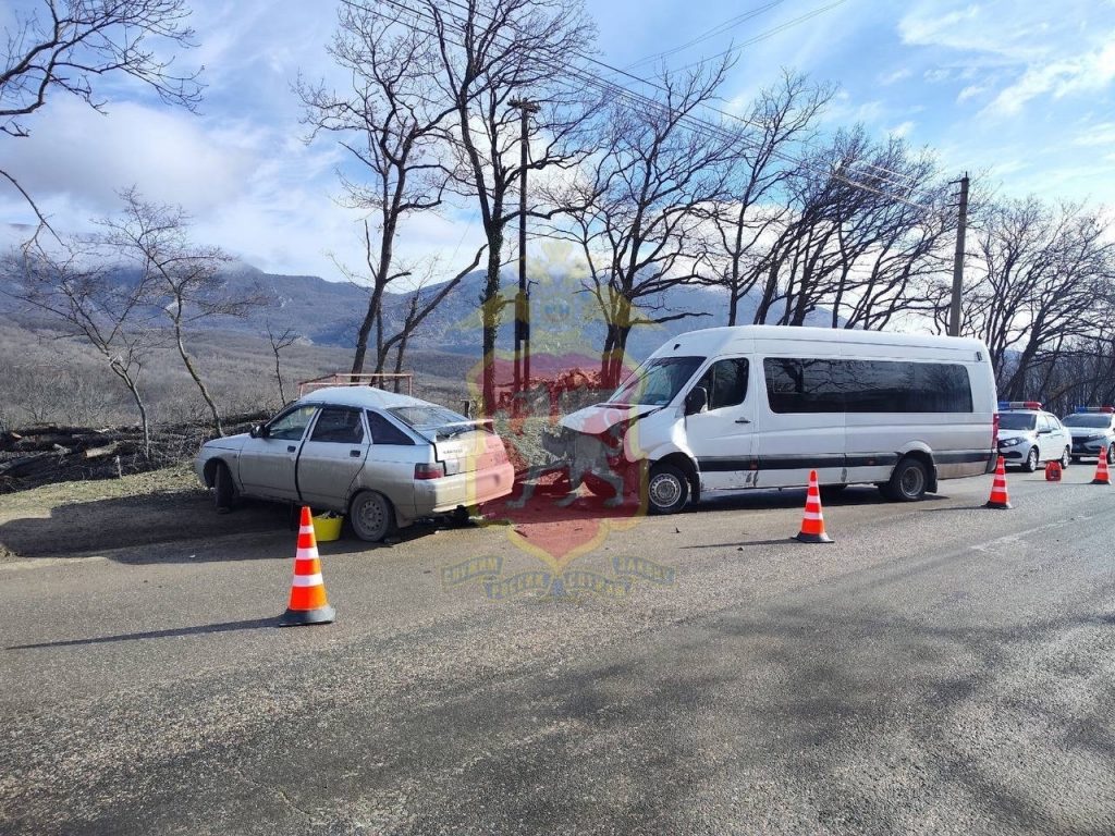 В Крыму водитель легковушки спровоцировал ДТП с рейсовым автобусом, превысив безопасную скорость