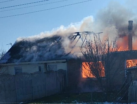 При пожаре на севере Крыма из пылающего дома спасли семью