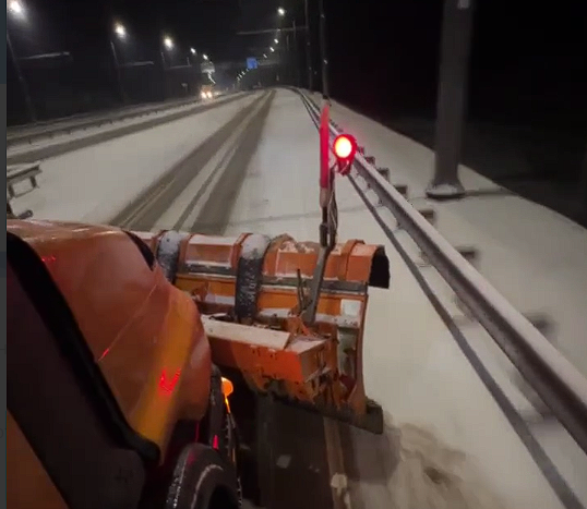 Проезд обеспечен: в Крыму дороги от снега и гололеда обрабатывают 88 единиц спецтехники