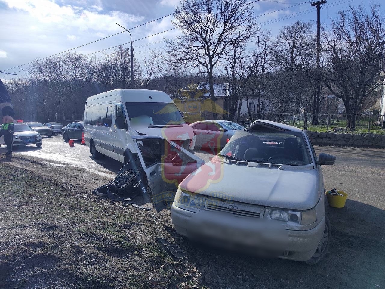 В Крыму водитель легковушки спровоцировал ДТП с рейсовым автобусом, превысив безопасную скорость