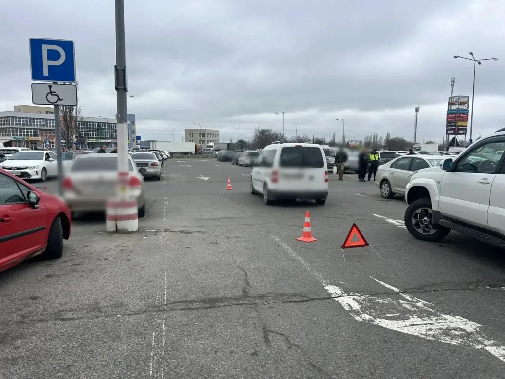 В Симферополе иномарка на парковке столкнулась с тремя автомобилями, пострадал ребенок