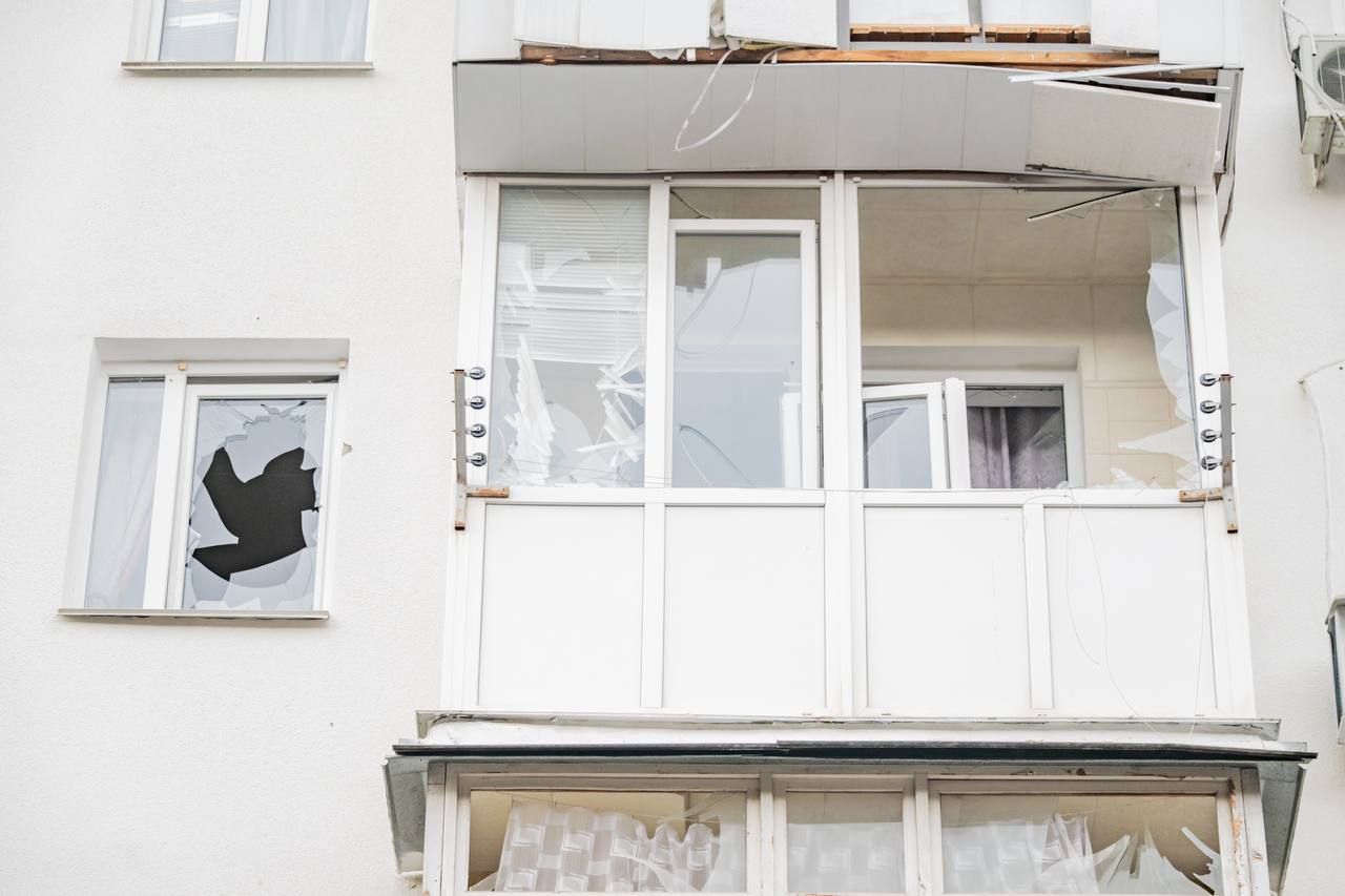 В Севастополе в результате атаки ВСУ повреждены жилые дома и автомобили